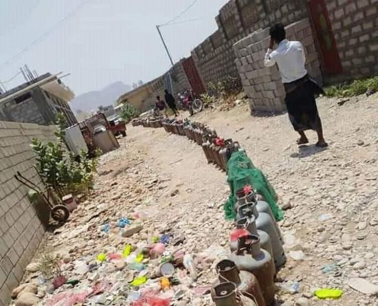 أسر شبوة تعتمد على الحطب في غياب الغاز