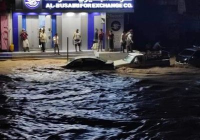 عقب تحذيرات الأرصاد.. السيول تجتاح شوارع المكلا