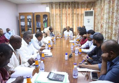 تفريغ السفن الخشبية على مدار اليوم بميناء المكلا