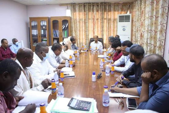 تفريغ السفن الخشبية على مدار اليوم بميناء المكلا