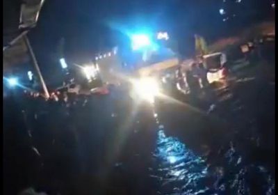 شاهد.. جهود لإنقاذ مواطنين من السيول بالمكلا