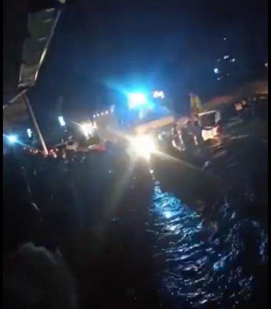 شاهد.. جهود لإنقاذ مواطنين من السيول بالمكلا