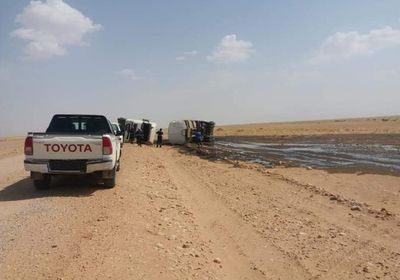 بطريقها للحوثيين.. تسرب حمولة نفطية مهربة بجردان