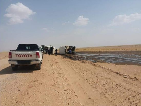 بطريقها للحوثيين.. تسرب حمولة نفطية مهربة بجردان