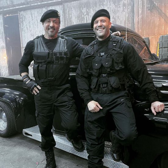 جيسون ستاثام مع سيلفستر ستالون في كواليس The Expendables 4