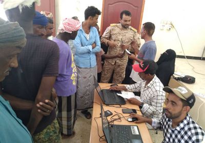 موظفو سقطرى يتلقون منحة من "خليفة الإنسانية"