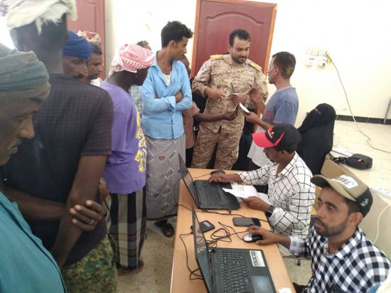 موظفو سقطرى يتلقون منحة من "خليفة الإنسانية"