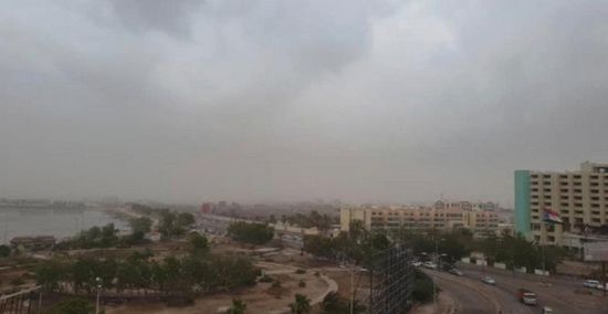 سقوط أمطار متفاوتة الغزارة على عدن