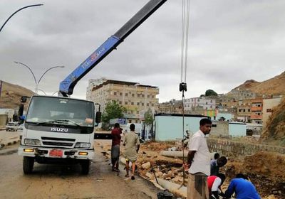 صيانة خط مياه رئيسي في المكلا