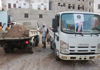 انتقالي حضرموت يرفع مخلفات السيول من شوارع المكلا