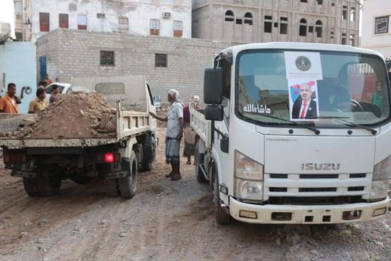 انتقالي حضرموت يرفع مخلفات السيول من شوارع المكلا