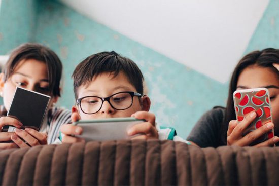 دراسة تحذّر من جلوس الأطفال على الهواتف فترة طويلة