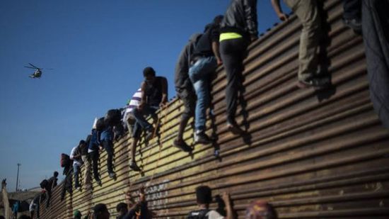  المكسيك: العثور على 652 مهاجرًا داخل غرف تبريد السيارات