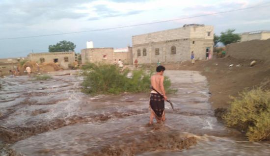 السيول تداهم تبن وتندفع إلى منازل المواطنين