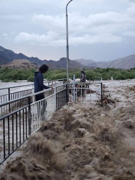 سد باتيس يفيض لأول مرة.. واستغاثات من المحاصرين بالسيول