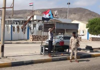 احتفالا بـ 14 أكتوبر.. مرافق المكلا تتزين بعلم الجنوب