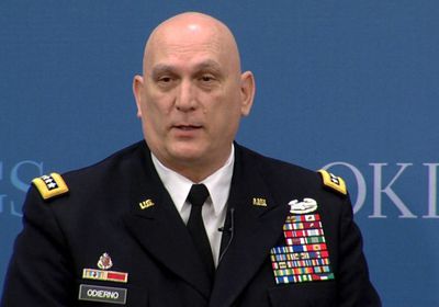 وفاة الجنرال رايموند مهندس زيادة القوات الأمريكية في العراق