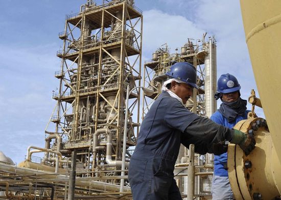 عمال النفط بليبيا يهددون الدبيبة بإغلاق الموانئ