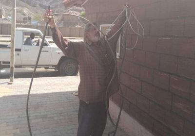 بالصور.. قطع الكهرباء عن غير الملتزمين بالسداد في عدن