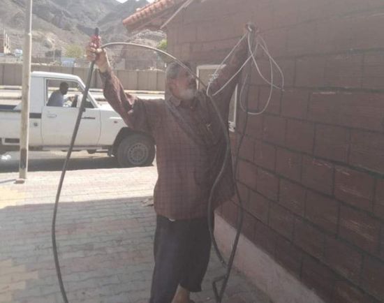 بالصور.. قطع الكهرباء عن غير الملتزمين بالسداد في عدن