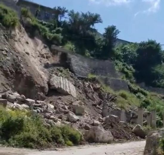 انهيار صخري في منطقة شبان السكنية