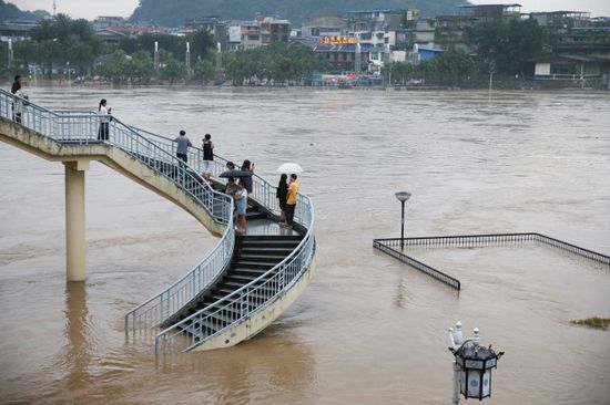 الفيضانات تقتل 15 شخصًا في الصين وتدمر آلاف المباني