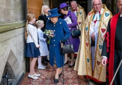  إليزابيث تظهر مستخدمة عكاز خلال حضورها قداسا