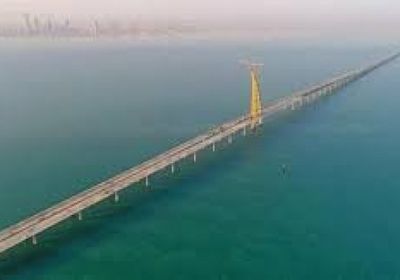محاولة انتحار.. مصري يلقي بنفسه من أعلى جسر بالكويت