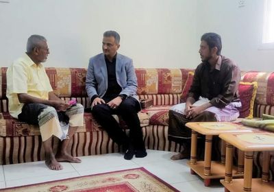 بالصور.. لملس يعزي أسرة الشهيد الإعلامي طارق مصطفى