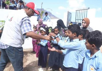 خليفة الإنسانية تتبنى تشجير مدرسة عطايا بسقطرى