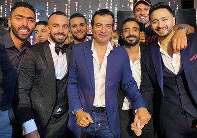 إيهاب توفيق مع حمادة هلال في حفل زفاف مجدي قفشة