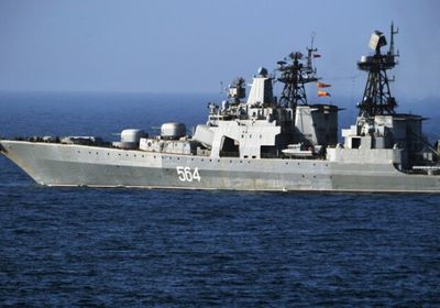  القوات الروسية تتصدى لمدمرة أمريكية في مياهها الإقليمية