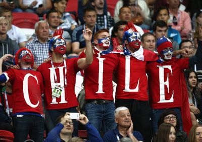 "فيفا" يعاقب الاتحاد التشيلي بسبب سلوك الجماهير
