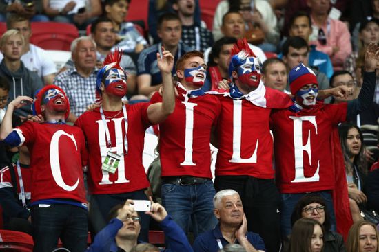 "فيفا" يعاقب الاتحاد التشيلي بسبب سلوك الجماهير