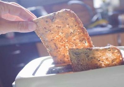 دراسة حديثة تُحذّر من تحميص الخبز وتناوله صباحًا
