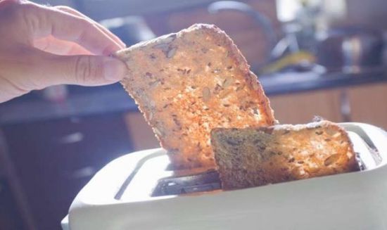 دراسة حديثة تُحذّر من تحميص الخبز وتناوله صباحًا