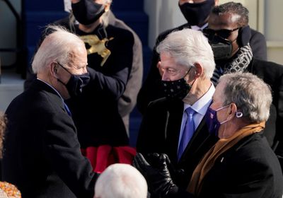 بايدن يتواصل هاتفيًا بـ كلينتون للاطمئنان على صحته