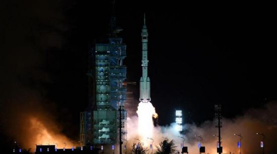 الصين تطلق بعثة ثانية لبناء محطة فضاء جديدة