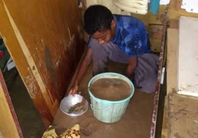 مأمور تبن يرفض إغاثة أسرة منكوبة من الأمطار