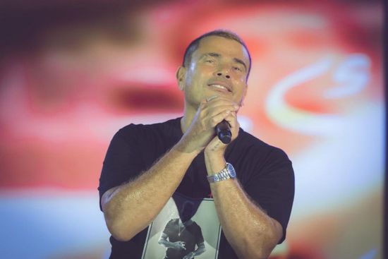 بالصور.. عمرو دياب يشعل مسرح حفله في الأردن