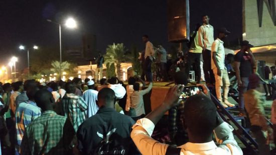الخرطوم: متظاهرون يدخلون اعتصامًا مفتوحًا للمطالبة برحيل الحكومة