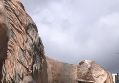 القبض على فلسطيني عقب تحطيمه تمثال الأسود الثلاثة