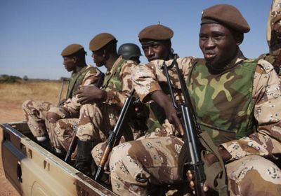 مقتل 4 مسلحين وجندي باشتباكات وسط مالي