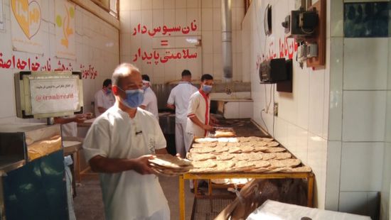 قرية إيرانية تمنع الخبز عن اللاجئين الأفغان