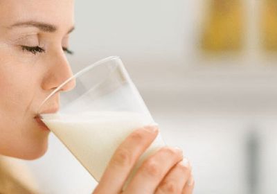 أهمية تناول كوب من الحليب قبل النوم