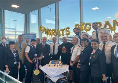 المصريون يستقبلون  بيج رامي بالورود في مطار القاهرة بعد فوزه بـ"مستر أولمبيا"