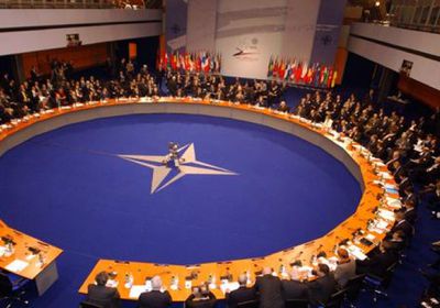 الناتو ينتقد رد فعل موسكو على طرد الدبلوماسيين