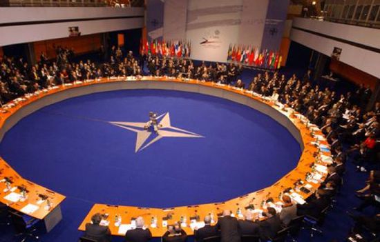 الناتو ينتقد رد فعل موسكو على طرد الدبلوماسيين