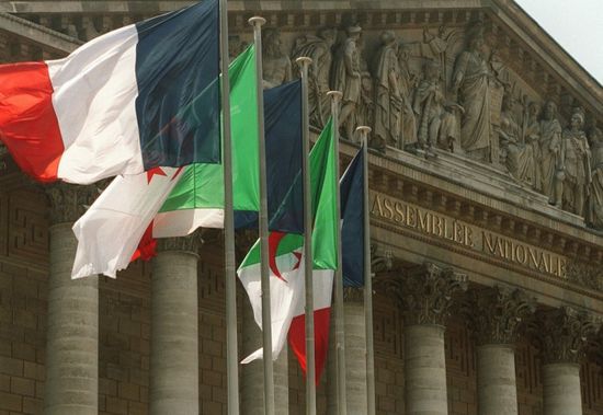 باريس تطالب الجزائر باحترام السيادة الفرنسية