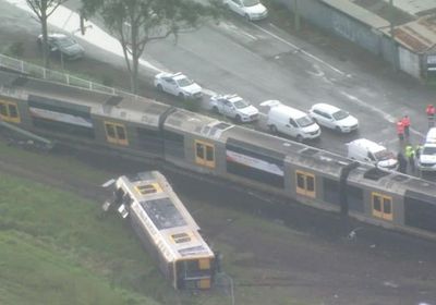 انقلاب قطار بعد اصطدامه بسيارة مسروقة في استراليا